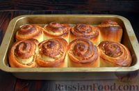 Фото приготовления рецепта: Сдобные булочки с начинкой из творога, сгущёнки и орехов - шаг №18
