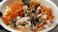 Фото приготовления рецепта: Салат с курицей, шампиньонами и морковью по-корейски - шаг №5