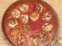 Фото приготовления рецепта: Мясные тефтели с творогом и сыром, тушенные в томатном соусе - шаг №11