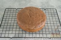 Фото приготовления рецепта: Шоколадный пирог с вишней - шаг №18