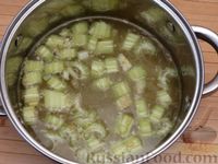 Фото приготовления рецепта: Грибной суп с морковной "лапшой" и луком-пореем - шаг №5