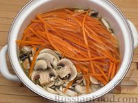 Фото приготовления рецепта: Грибной суп с морковной "лапшой" и луком-пореем - шаг №8