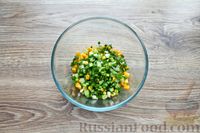 Фото приготовления рецепта: Салат с кукурузой, яйцами и зелёным луком - шаг №3