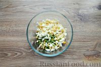 Фото приготовления рецепта: Салат с кукурузой, яйцами и зелёным луком - шаг №4
