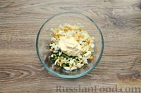 Фото приготовления рецепта: Салат с кукурузой, яйцами и зелёным луком - шаг №5