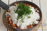 Фото приготовления рецепта: Рис с консервированной фасолью и овощами в томатном соусе - шаг №6