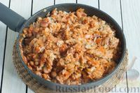 Фото приготовления рецепта: Рис с консервированной фасолью и овощами в томатном соусе - шаг №7
