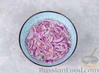Фото приготовления рецепта: Салат с фасолью, кукурузой, огурцом и сладким перцем - шаг №2