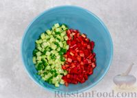 Фото приготовления рецепта: Салат с фасолью, кукурузой, огурцом и сладким перцем - шаг №3