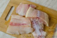 Фото приготовления рецепта: Рыба, запечённая с цветной капустой, сыром и помидором - шаг №2