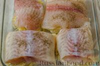 Фото приготовления рецепта: Рыба, запечённая с цветной капустой, сыром и помидором - шаг №8