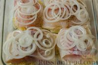 Фото приготовления рецепта: Рыба, запечённая с цветной капустой, сыром и помидором - шаг №9