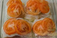 Фото приготовления рецепта: Рыба, запечённая с цветной капустой, сыром и помидором - шаг №10