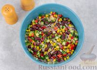 Фото приготовления рецепта: Салат с фасолью, кукурузой, огурцом и сладким перцем - шаг №7