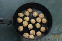 Фото приготовления рецепта: Картошка, тушенная с фрикадельками и капустой - шаг №4