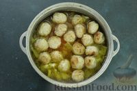 Фото приготовления рецепта: Картошка, тушенная с фрикадельками и капустой - шаг №10