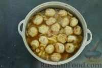 Фото приготовления рецепта: Картошка, тушенная с фрикадельками и капустой - шаг №11