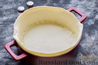 Фото приготовления рецепта: Слоёный пирог с черемшой, яйцами и сыром - шаг №8