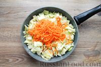 Фото приготовления рецепта: Тушёная капуста с рисом в томатном соусе - шаг №3