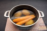 Фото приготовления рецепта: Салат с курицей, морковью, картофелем и черемшой - шаг №3