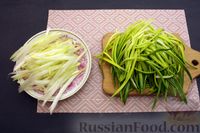 Фото приготовления рецепта: Салат с курицей, морковью, картофелем и черемшой - шаг №6