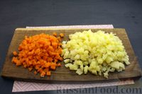Фото приготовления рецепта: Салат с курицей, морковью, картофелем и черемшой - шаг №7