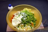 Фото приготовления рецепта: Салат с курицей, морковью, картофелем и черемшой - шаг №12