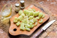 Фото приготовления рецепта: Салат с консервированной фасолью, сельдереем, оливками и луком - шаг №2