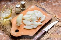 Фото приготовления рецепта: Салат с консервированной фасолью, сельдереем, оливками и луком - шаг №3