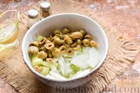 Фото приготовления рецепта: Салат с консервированной фасолью, сельдереем, оливками и луком - шаг №5