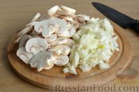 Фото приготовления рецепта: Индейка, тушенная с грибами, в соусе бешамель с горчицей и карри - шаг №2
