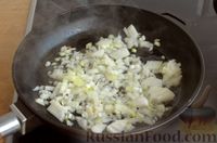 Фото приготовления рецепта: Индейка, тушенная с грибами, в соусе бешамель с горчицей и карри - шаг №4