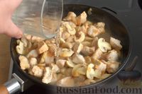 Фото приготовления рецепта: Индейка, тушенная с грибами, в соусе бешамель с горчицей и карри - шаг №7