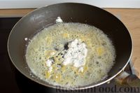 Фото приготовления рецепта: Индейка, тушенная с грибами, в соусе бешамель с горчицей и карри - шаг №8