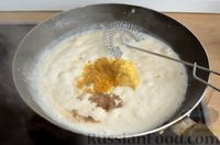 Фото приготовления рецепта: Индейка, тушенная с грибами, в соусе бешамель с горчицей и карри - шаг №10