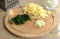 Фото приготовления рецепта: Куриное филе, запечённое со сметанно-чесночным соусом, луком и сыром - шаг №5