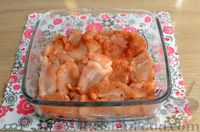 Фото приготовления рецепта: Куриное филе, запечённое со сметанно-чесночным соусом, луком и сыром - шаг №9
