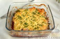 Фото приготовления рецепта: Куриное филе, запечённое со сметанно-чесночным соусом, луком и сыром - шаг №14