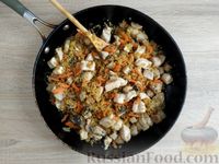 Фото приготовления рецепта: Булгур с курицей и грибами, на сковороде - шаг №9