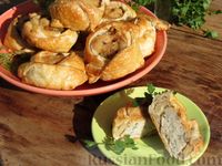 Фото приготовления рецепта: Открытые слоёные пирожки с курицей и сыром - шаг №9