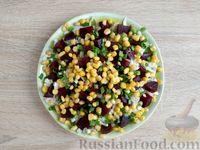 Фото приготовления рецепта: Салат с пекинской капустой, свёклой, кукурузой и черносливом - шаг №9