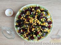 Фото приготовления рецепта: Салат с пекинской капустой, свёклой, кукурузой и черносливом - шаг №12
