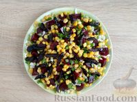Фото приготовления рецепта: Салат с пекинской капустой, свёклой, кукурузой и черносливом - шаг №13