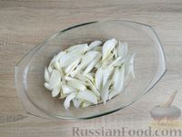 Фото приготовления рецепта: Слоёный салат с рыбными консервами, картофелем, огурцами и яйцами - шаг №4