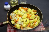 Фото приготовления рецепта: Тушёная картошка с брокколи (на сковороде) - шаг №9