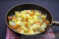 Фото приготовления рецепта: Тушёная картошка с брокколи (на сковороде) - шаг №10