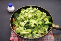 Фото приготовления рецепта: Тушёная картошка с брокколи (на сковороде) - шаг №13
