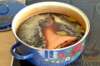 Фото приготовления рецепта: Свиная рулька, тушенная в пиве и запечённая в медово-соевой глазури с горчицей - шаг №3
