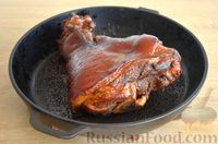 Фото приготовления рецепта: Свиная рулька, тушенная в пиве и запечённая в медово-соевой глазури с горчицей - шаг №8