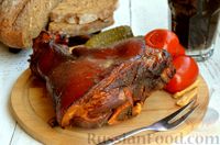 Фото к рецепту: Свиная рулька, тушенная в пиве и запечённая в медово-соевой глазури с горчицей